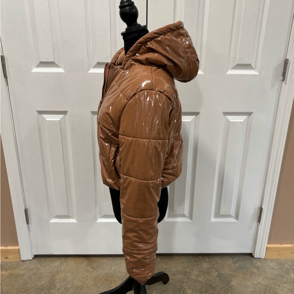 KAYLEE KOLLECTION WOMENS VINYL TAN CROPPED HOODED PUFFER JACKET size M - Picture 3 of 5